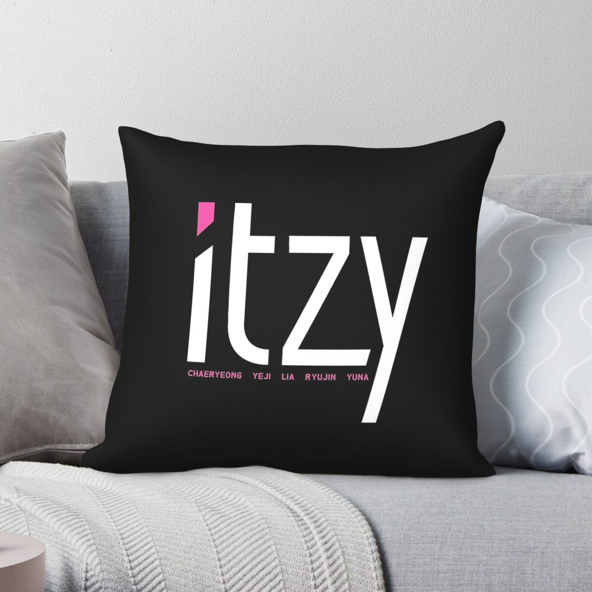 Itzy Band Dalla Dalla Square P - огляд і ціна Home Decor Dallas
